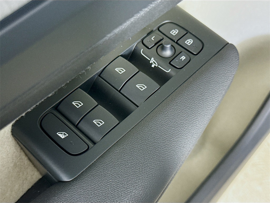 2026 Volvo XC40 Plus photo 18