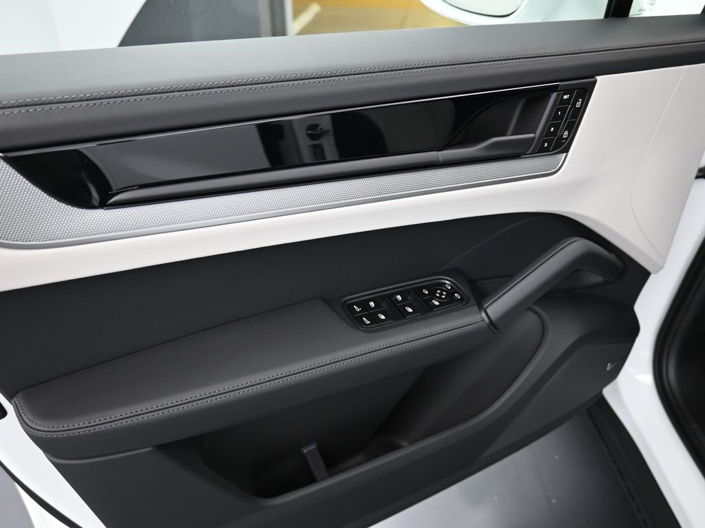 2026 Porsche Cayenne photo 18