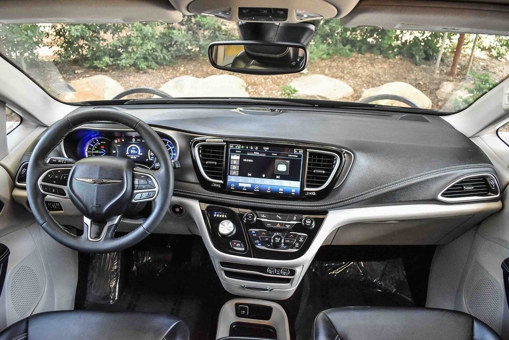 2023 Chrysler Pacifica Hybrid Touring L photo 12