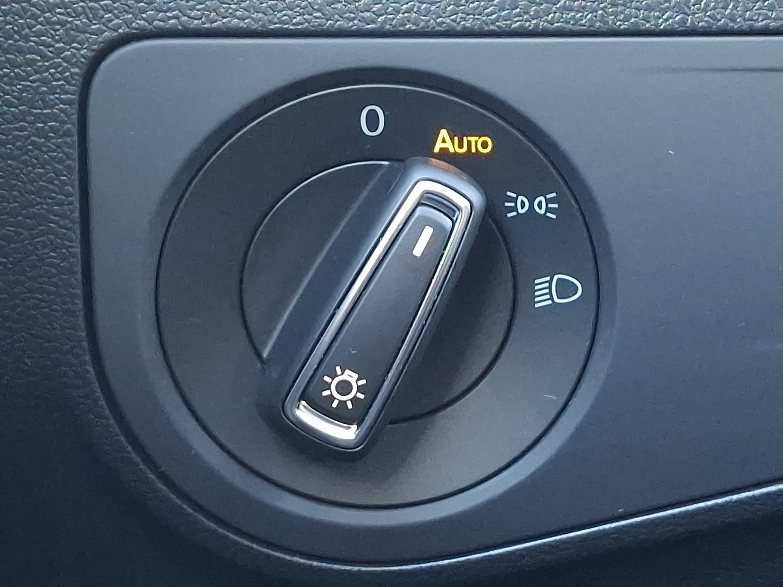 2023 Volkswagen Tiguan SE photo 2