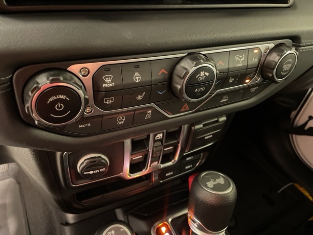 2025 Jeep Wrangler Sahara photo 28