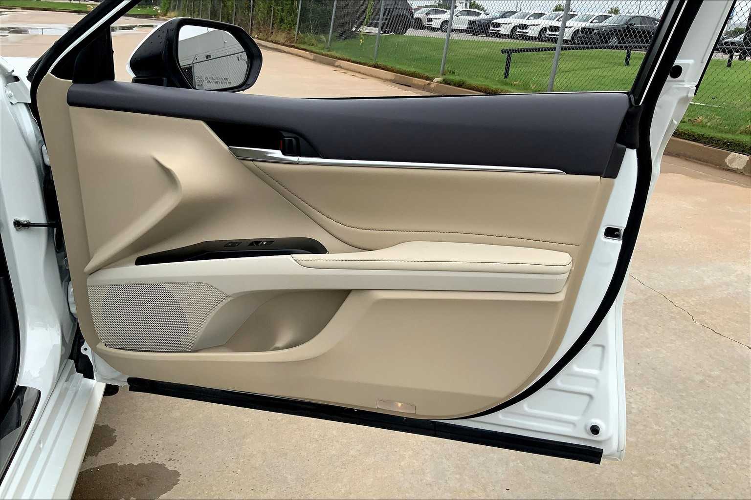 2018 Toyota Camry Hybrid XLE photo 22