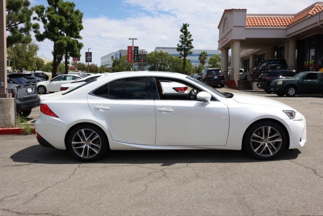 2020 Lexus IS 300 photo 2