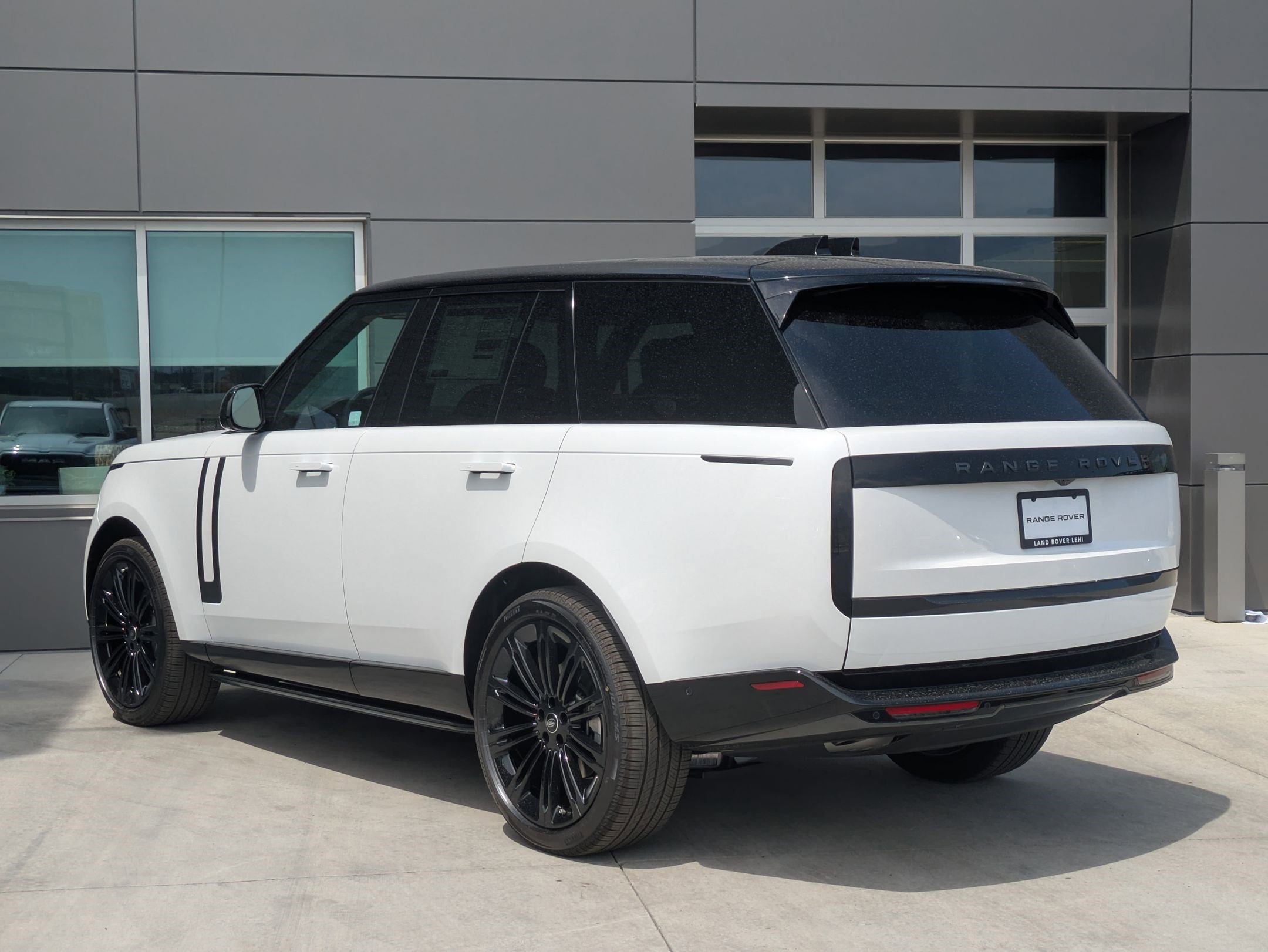 2025 Land Rover Range Rover SE photo 8