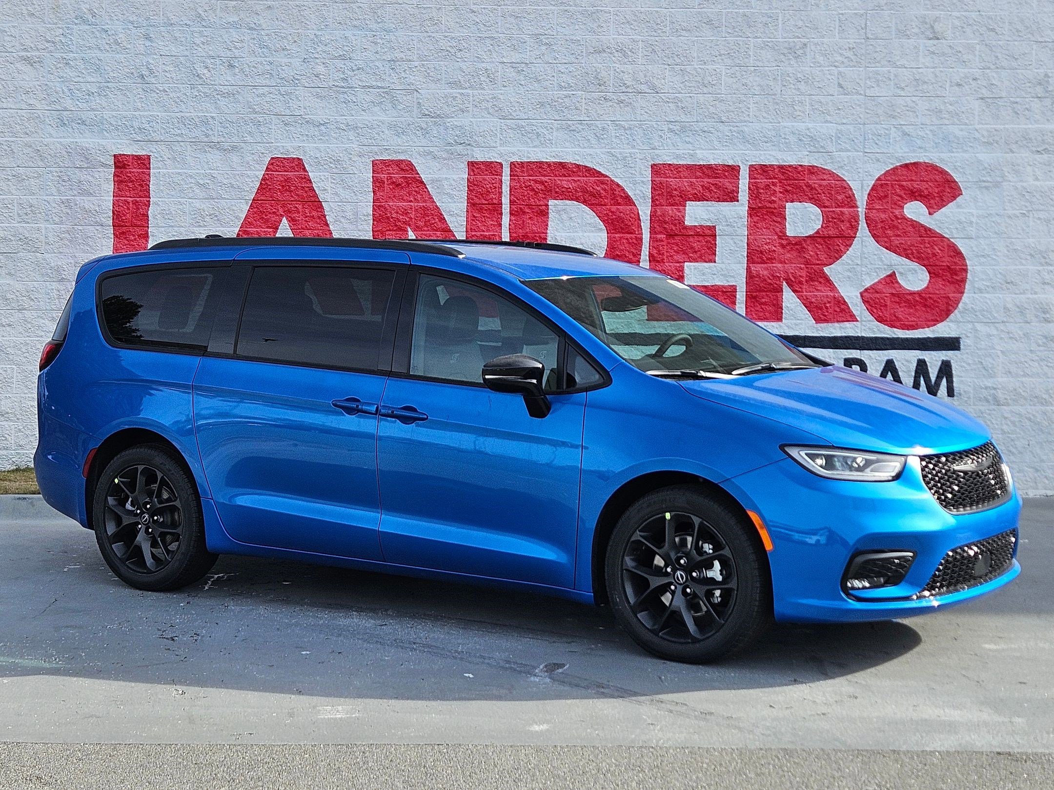 2026 Chrysler Pacifica Select's photo