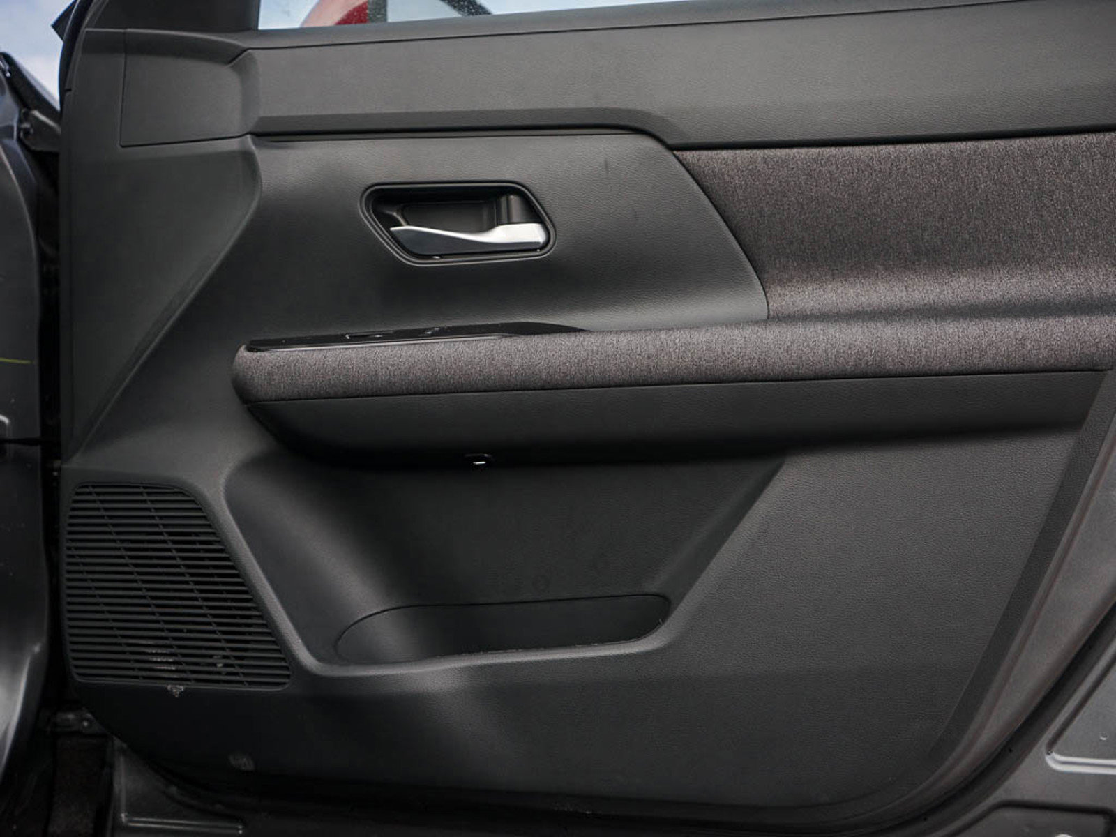 2025 Nissan Kicks SV photo 8