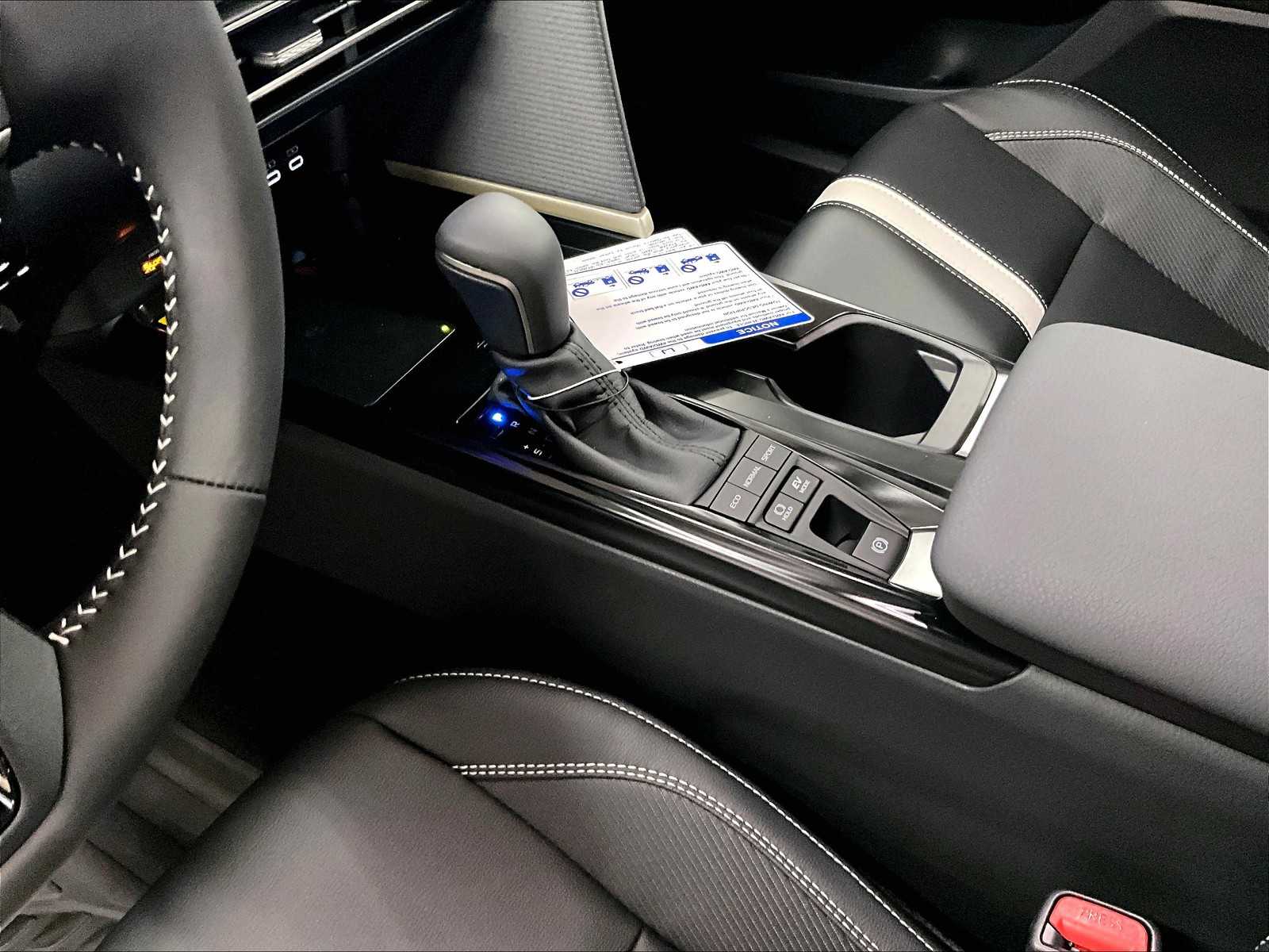 2025 Toyota Camry SE photo 13