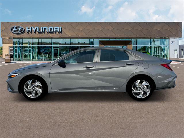 2025 Hyundai Elantra SEL Sport photo 3