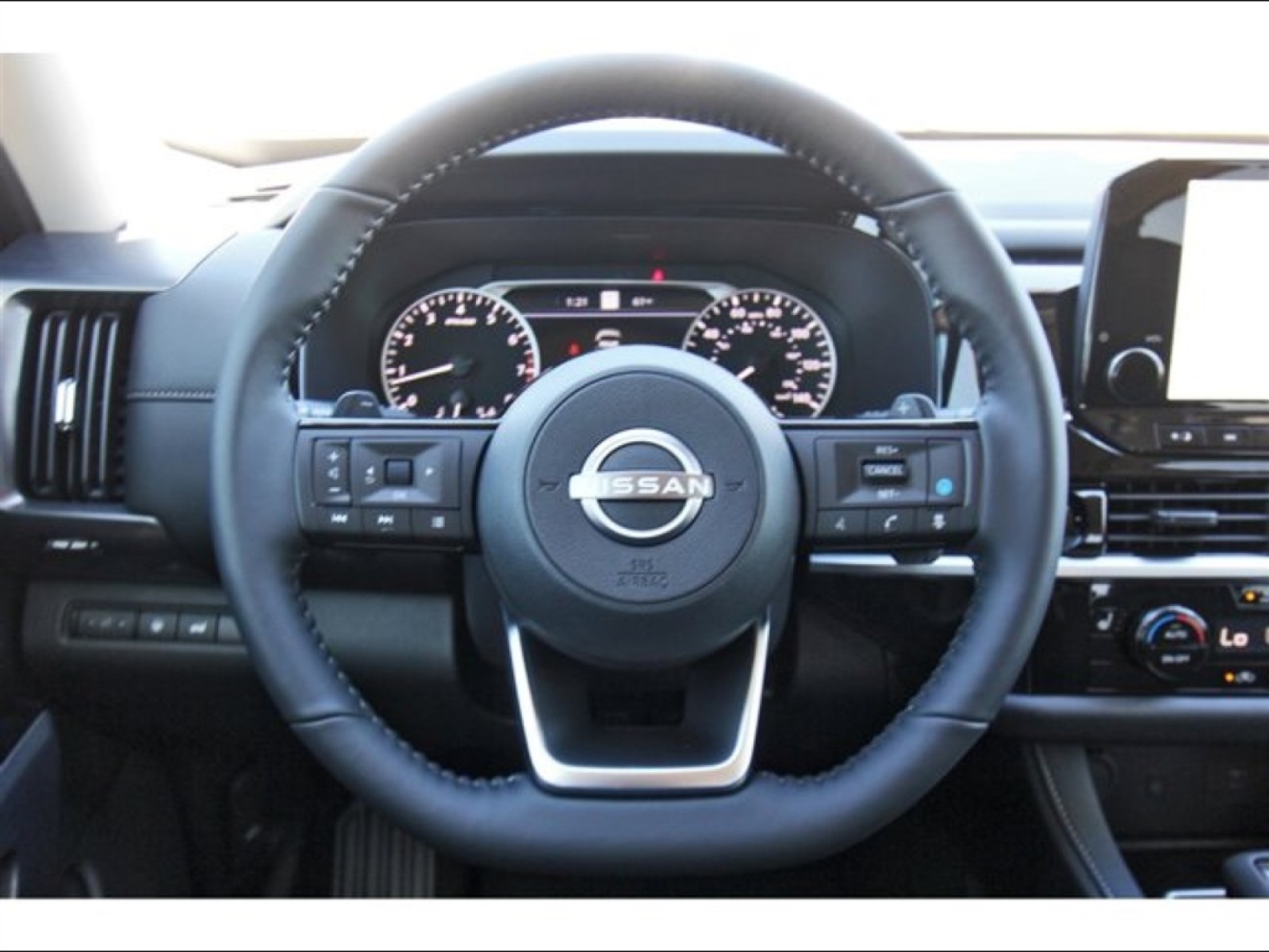 2025 Nissan Pathfinder SL - 9