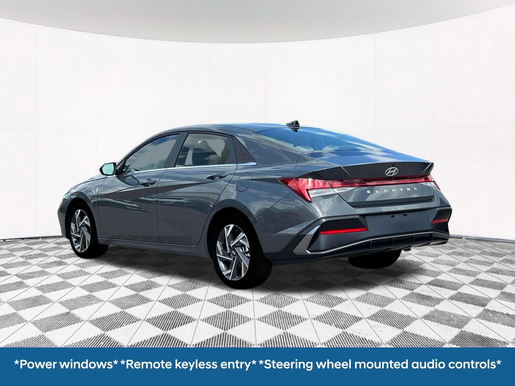2025 Hyundai Elantra SEL Convenience photo 4