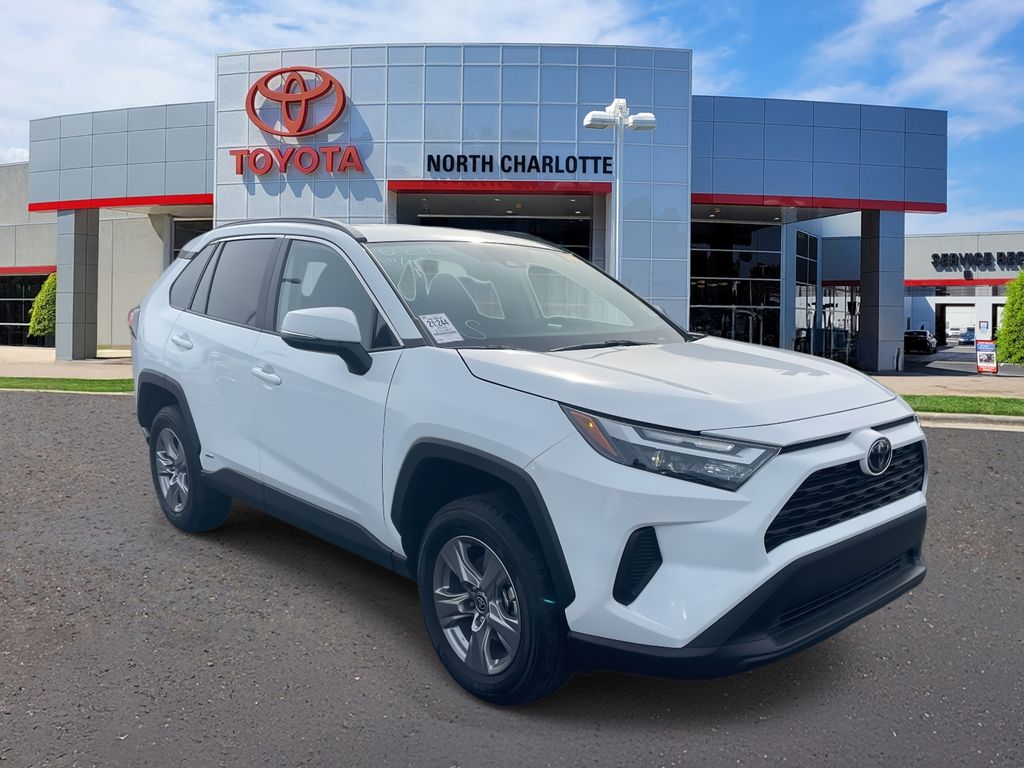 2025 Toyota RAV4 XLE's photo