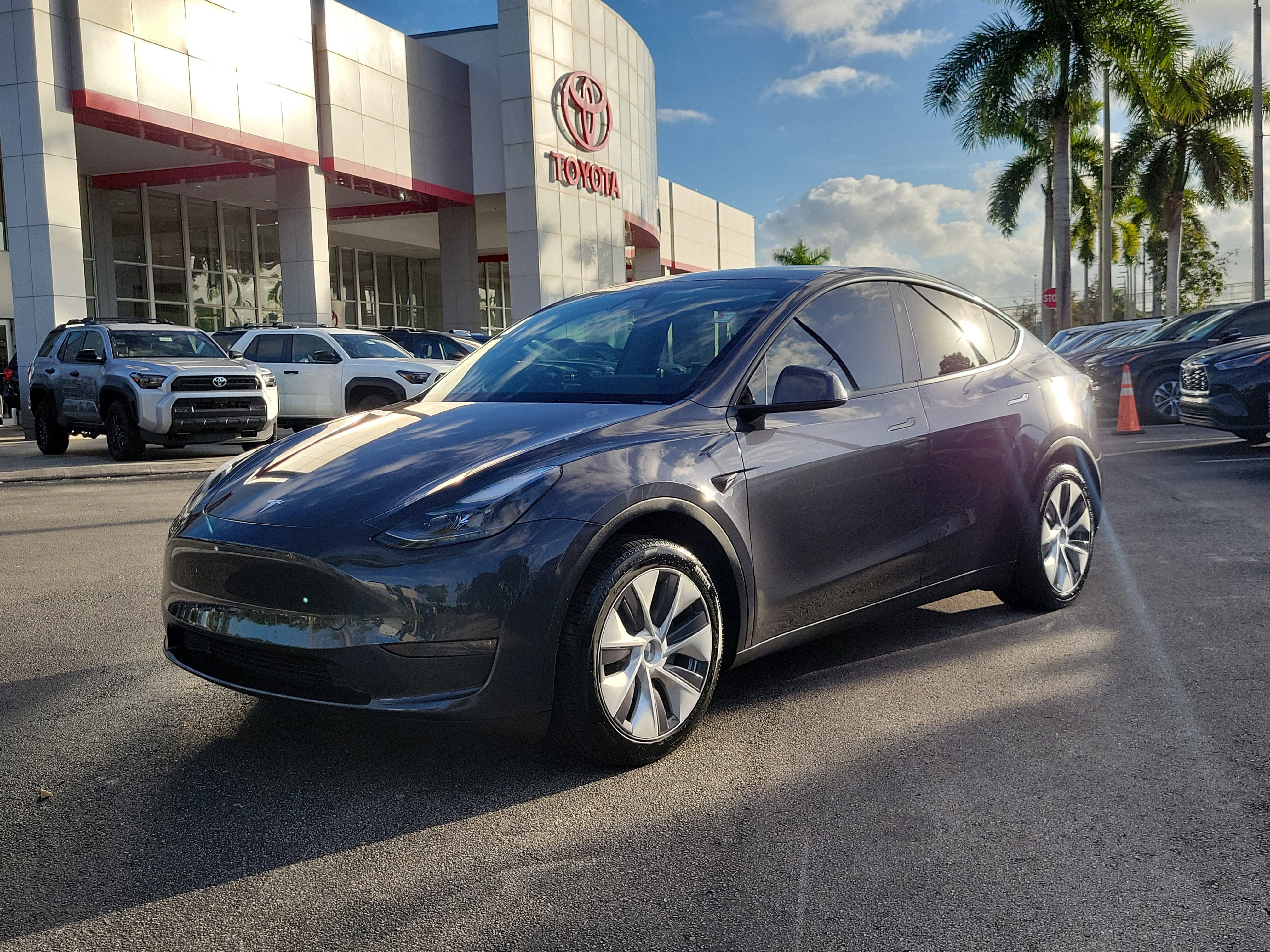 Used 2024 Tesla Model Y Long Range with VIN 7SAYGDEEXRA255070 for sale in Kansas City