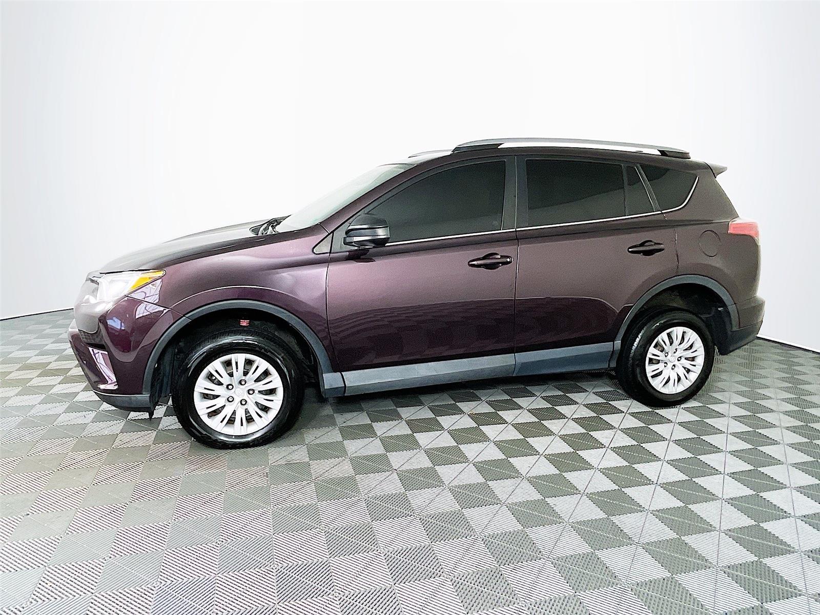 2017 Toyota RAV4 LE photo 4