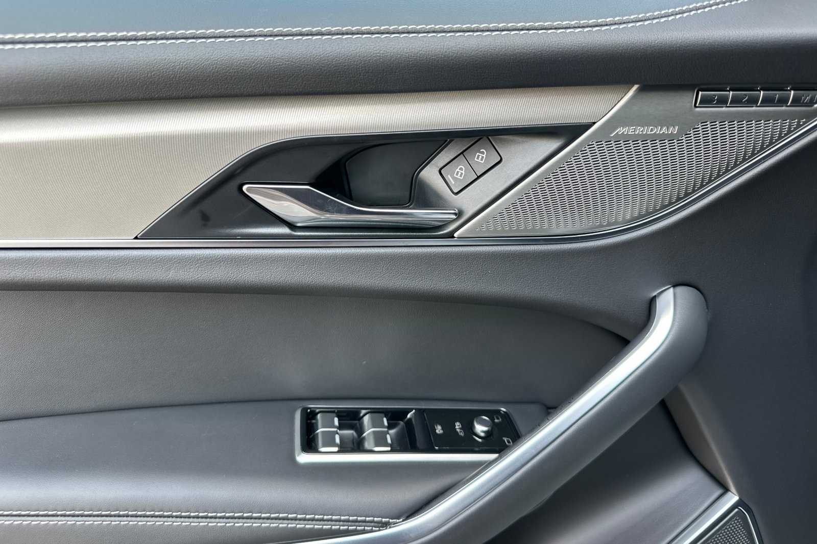 2025 Jaguar F-PACE P250 R-Dynamic S photo 8