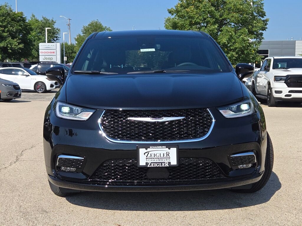 2026 Chrysler Pacifica photo 4