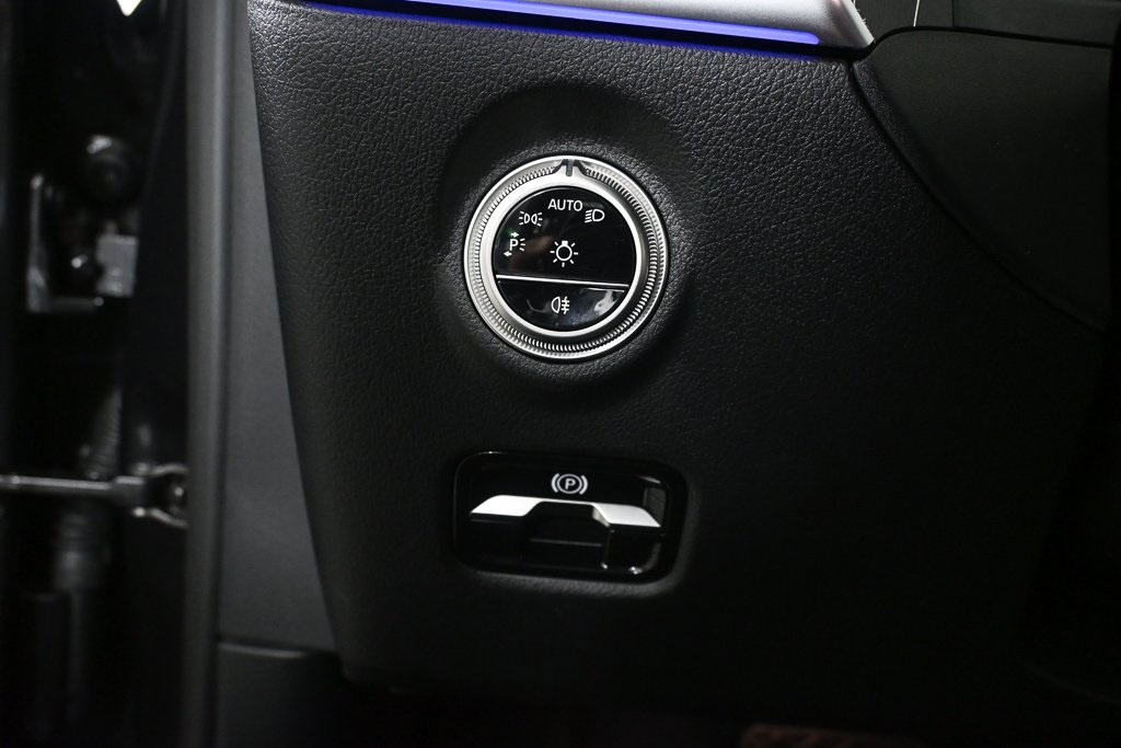2025 Mercedes Benz C 300 photo 9