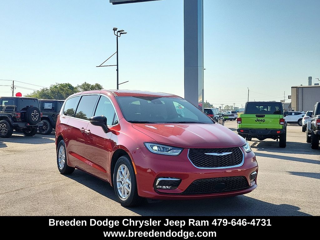 2026 Chrysler Pacifica Select's photo