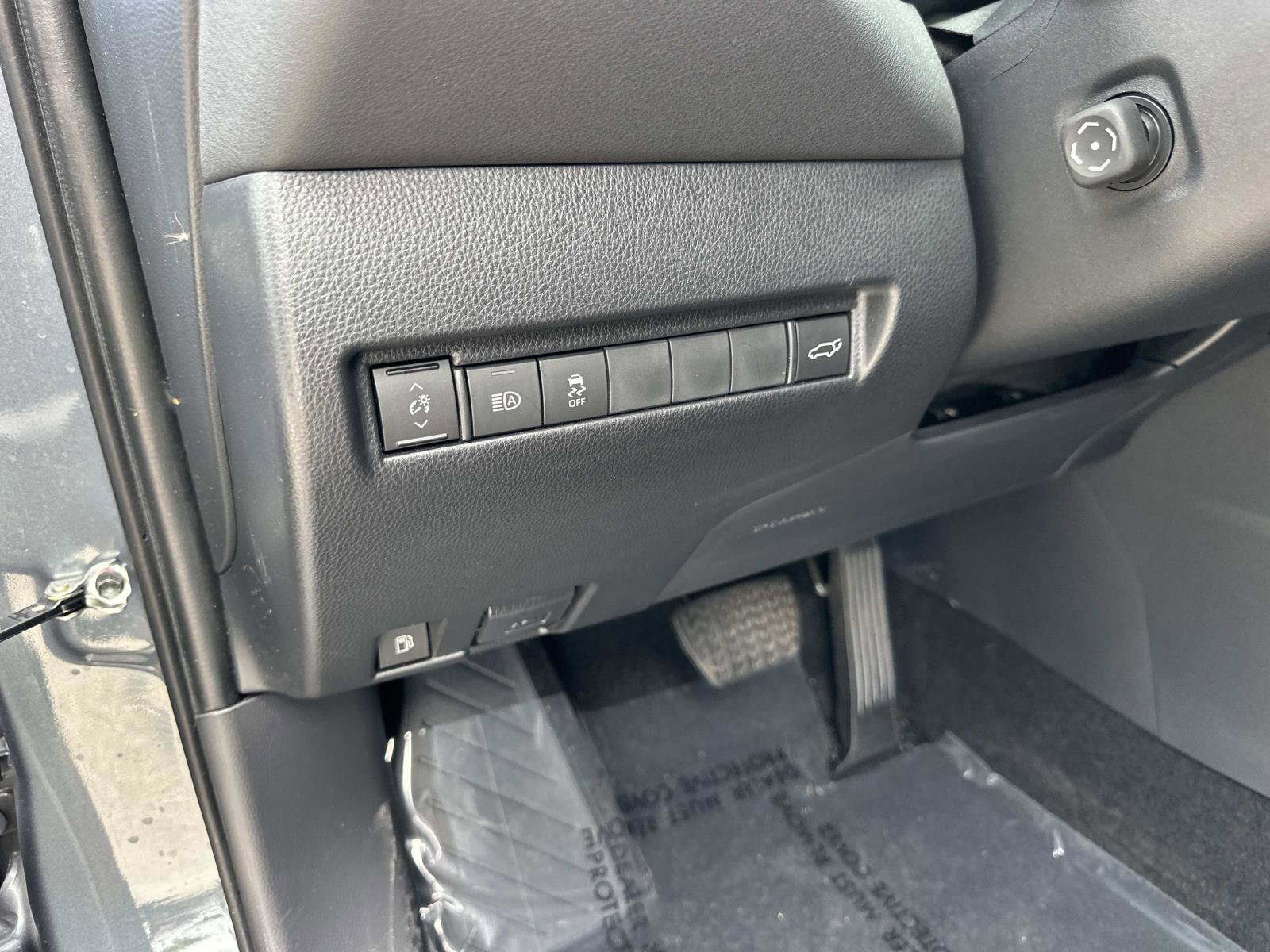 2023 Toyota Venza LE photo 19