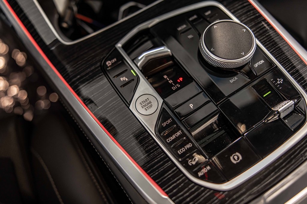 2025 BMW X7 - Image 31