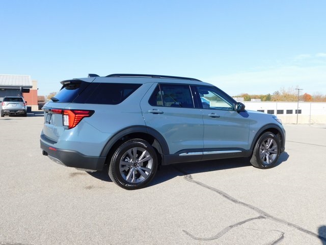 2025 Ford Explorer photo 2