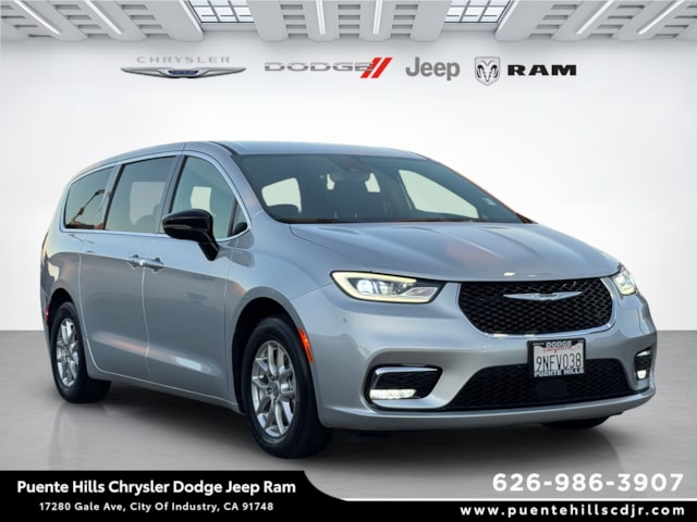2024 Chrysler Pacifica Touring's photo
