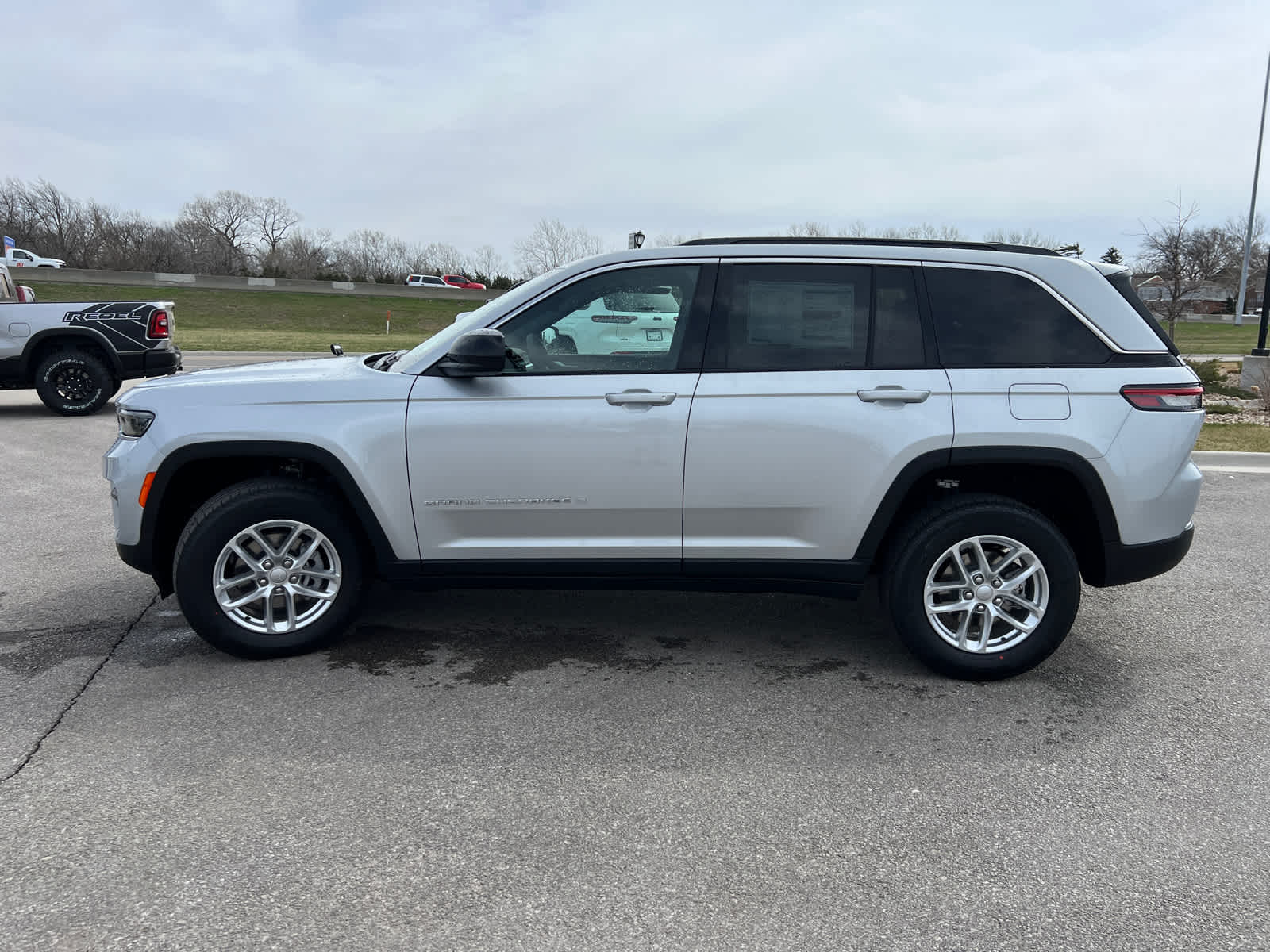 2025 Jeep Grand Cherokee Laredo X photo 4