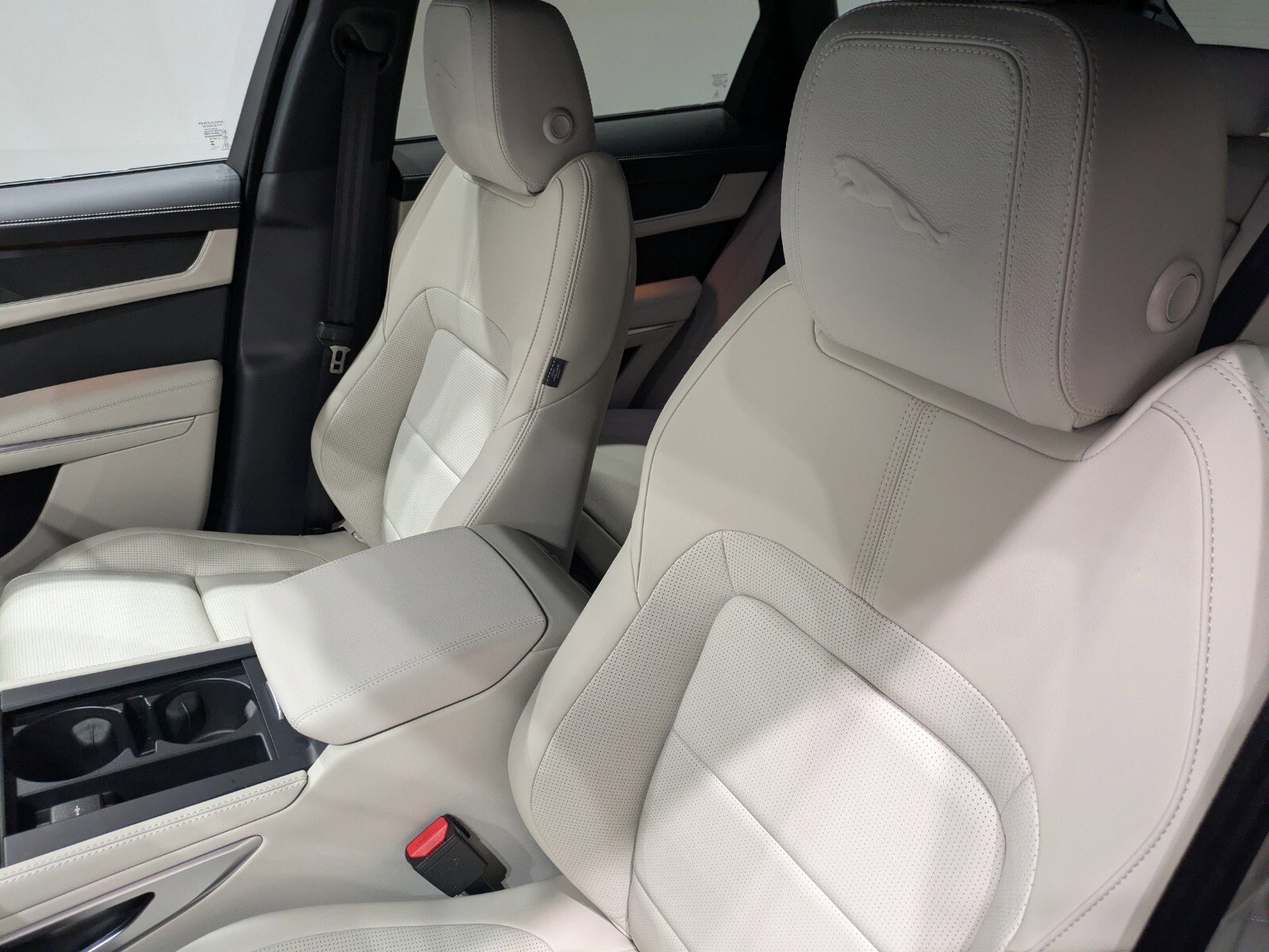 2026 Jaguar F-PACE R-Dynamic S P250 photo 6