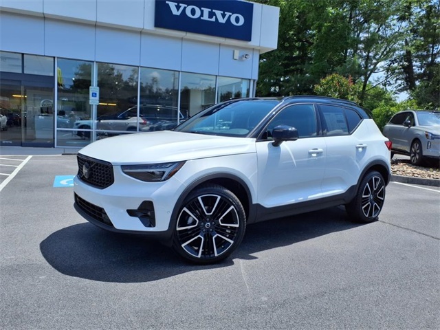 2026 Volvo XC40 photo 2