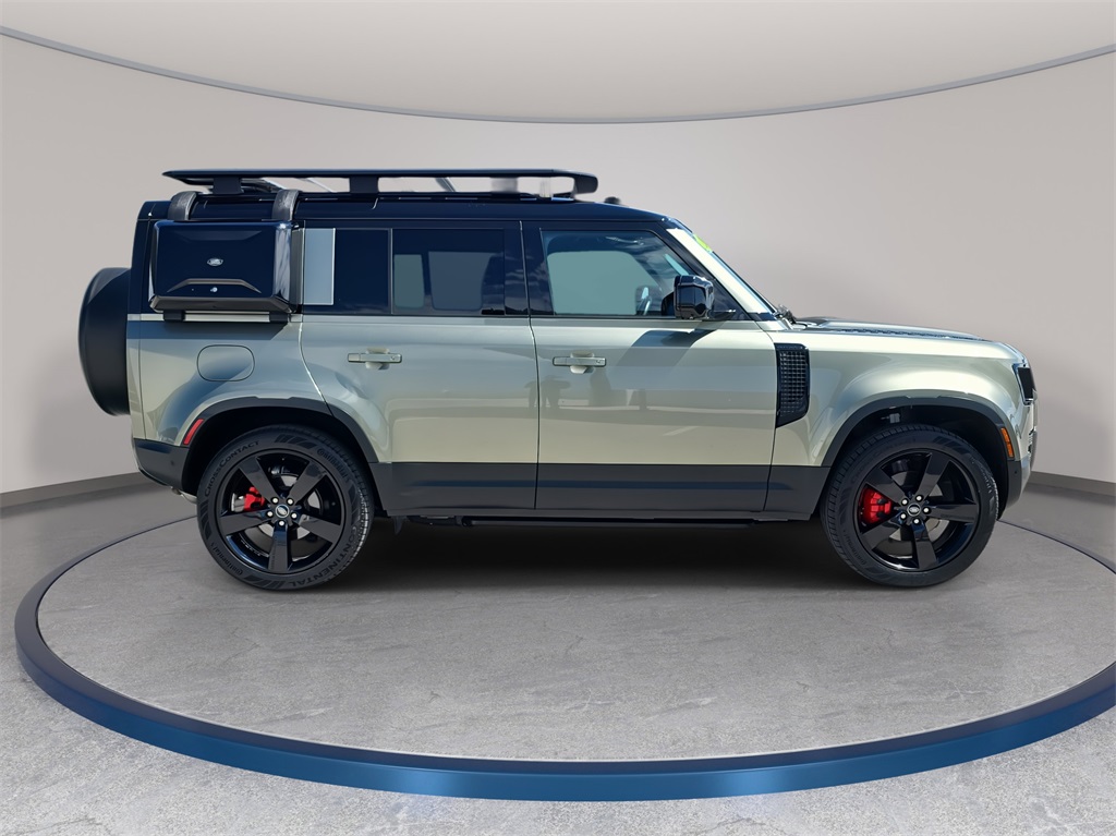 2022 Land Rover Defender 110 S photo 4