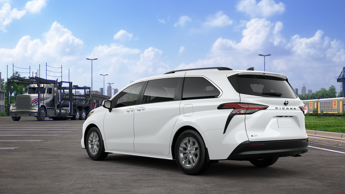 2025 Toyota Sienna LE photo 6