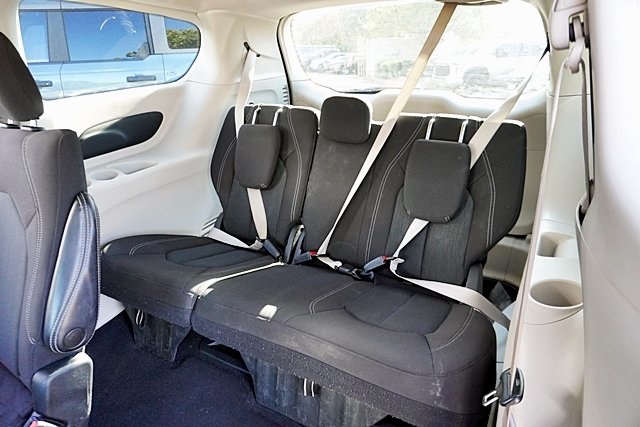 Used 2022 White Chrysler LX image 17