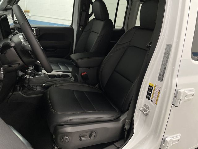 2025 Jeep Wrangler Sahara photo 4