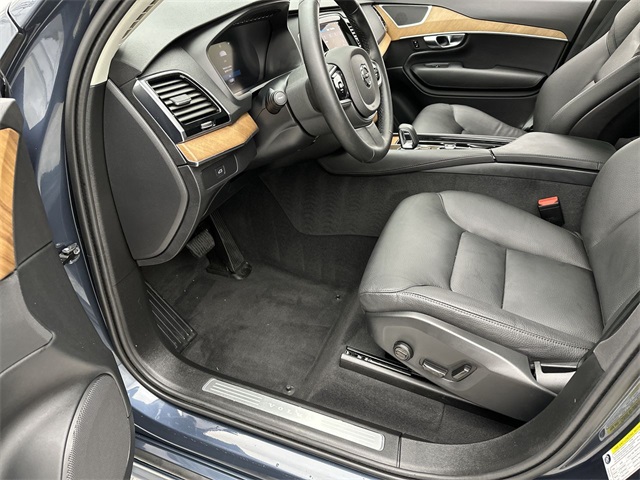 2025 Volvo XC90 B5 AWD Plus photo 3
