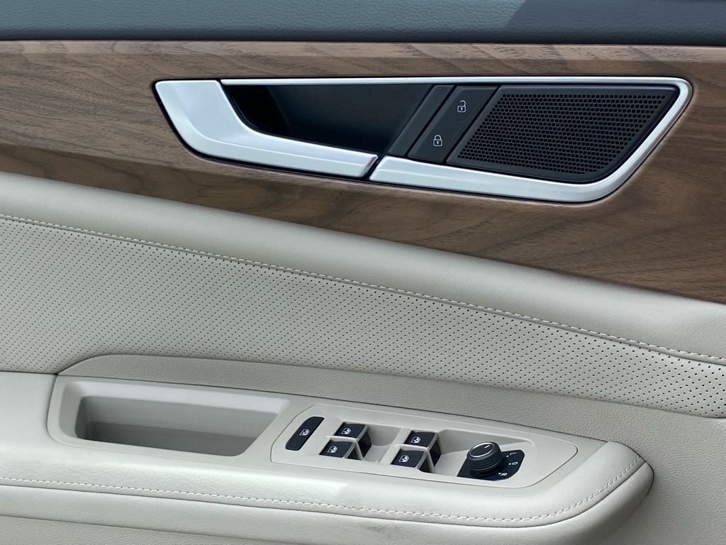 2025 Volkswagen Atlas SE Technology photo 9
