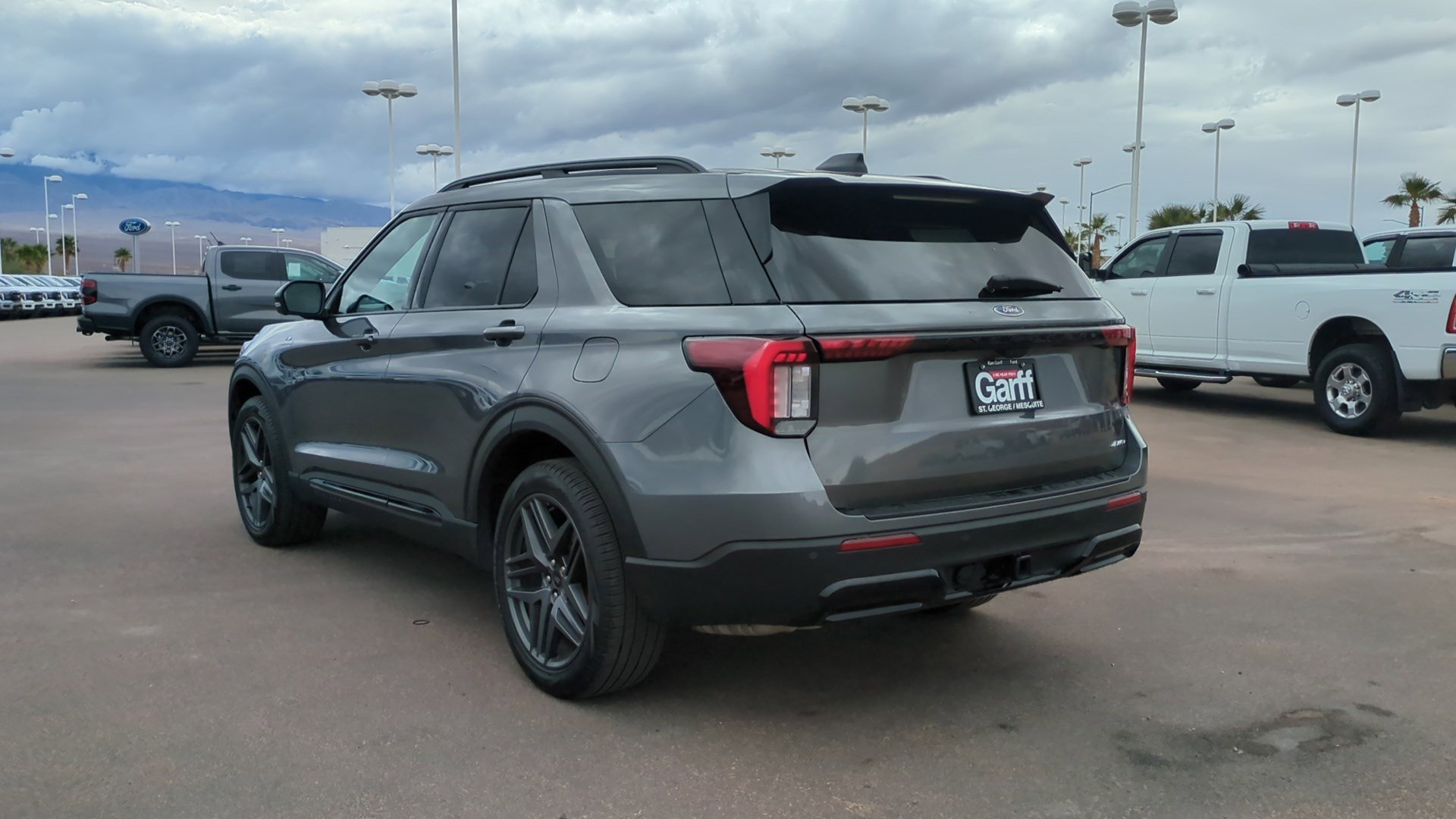 2025 Ford Explorer ST-Line photo 4
