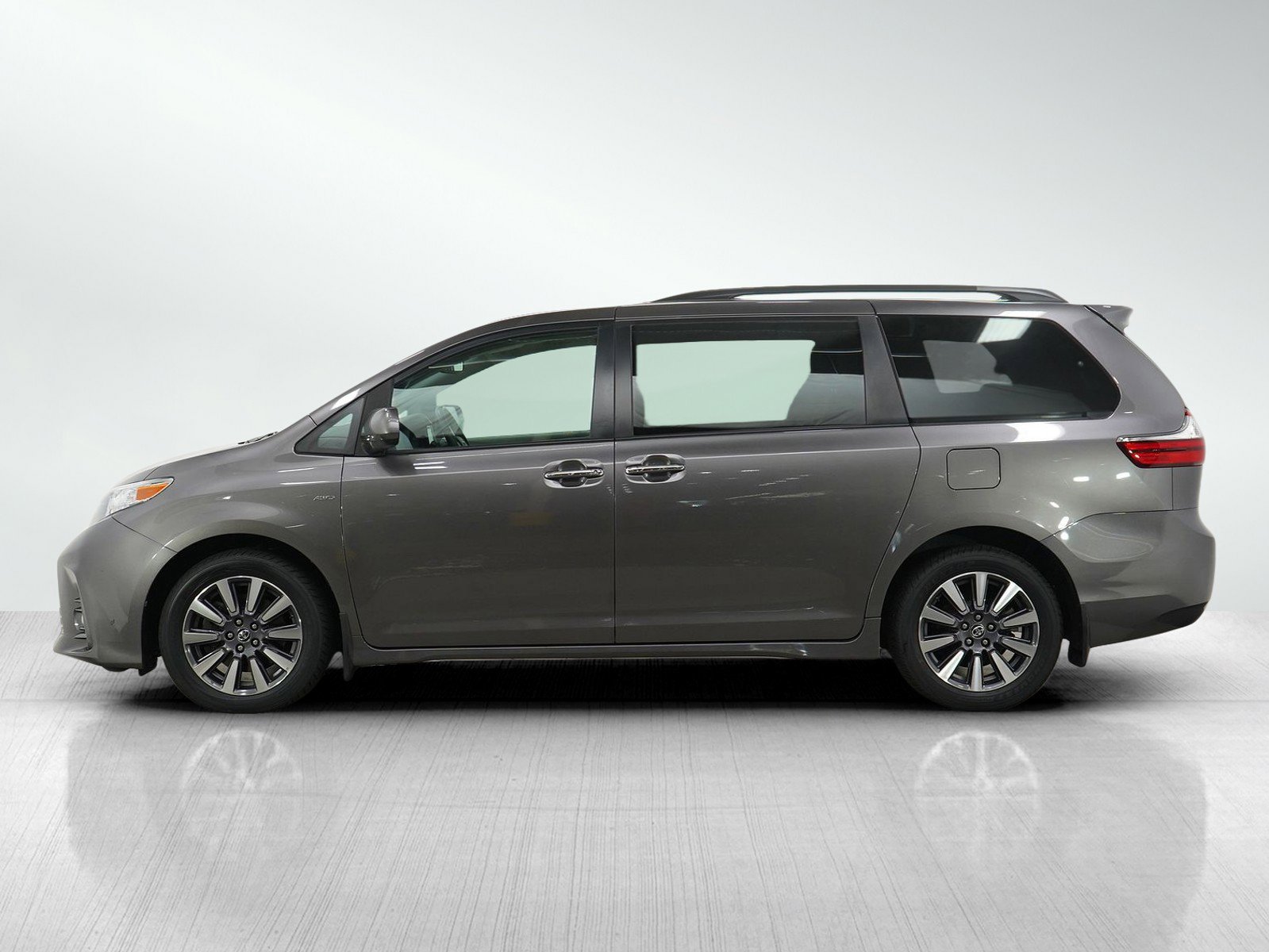 Used 2018 Toyota Sienna XLE Premium with VIN 5TDDZ3DC0JS206222 for sale in Burnsville, Minnesota