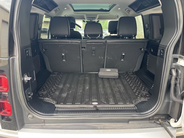 2023 Land Rover Defender 110 SE photo 9