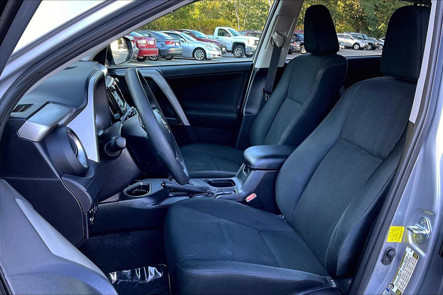 2017 Toyota RAV4 LE photo 7