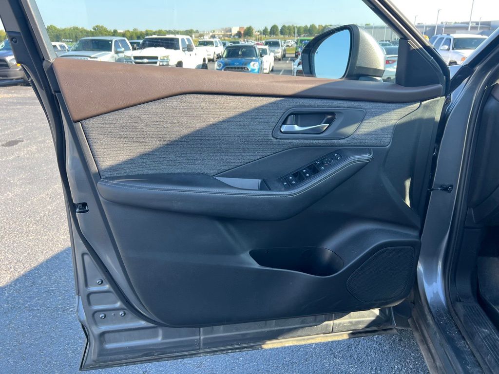 2021 Nissan Rogue SV photo 11