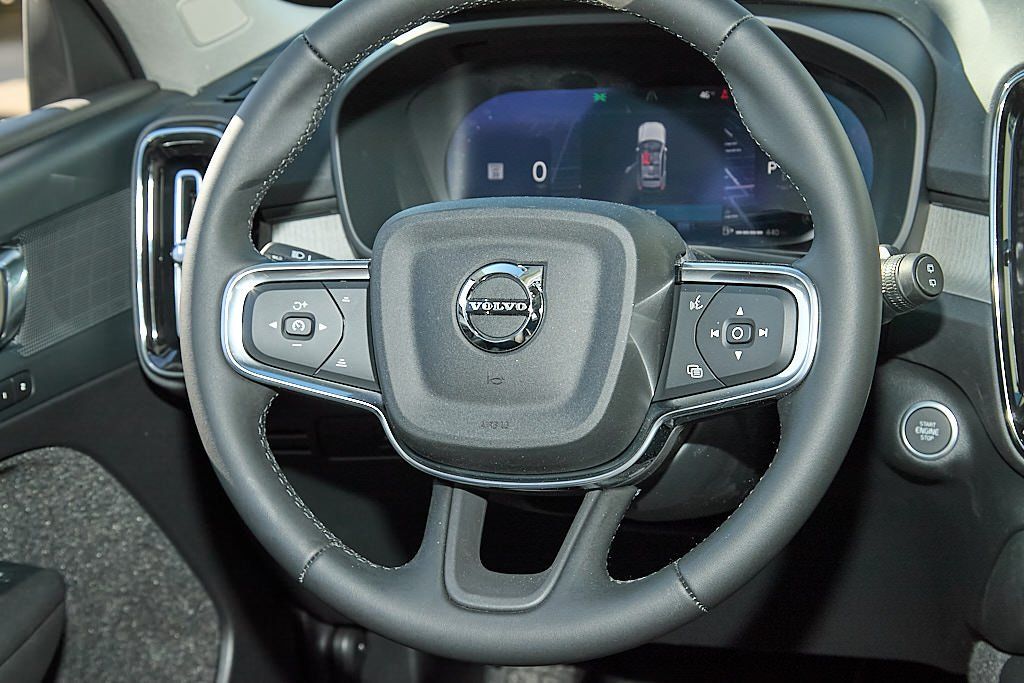 2026 VOLVO XC40 - Image 24