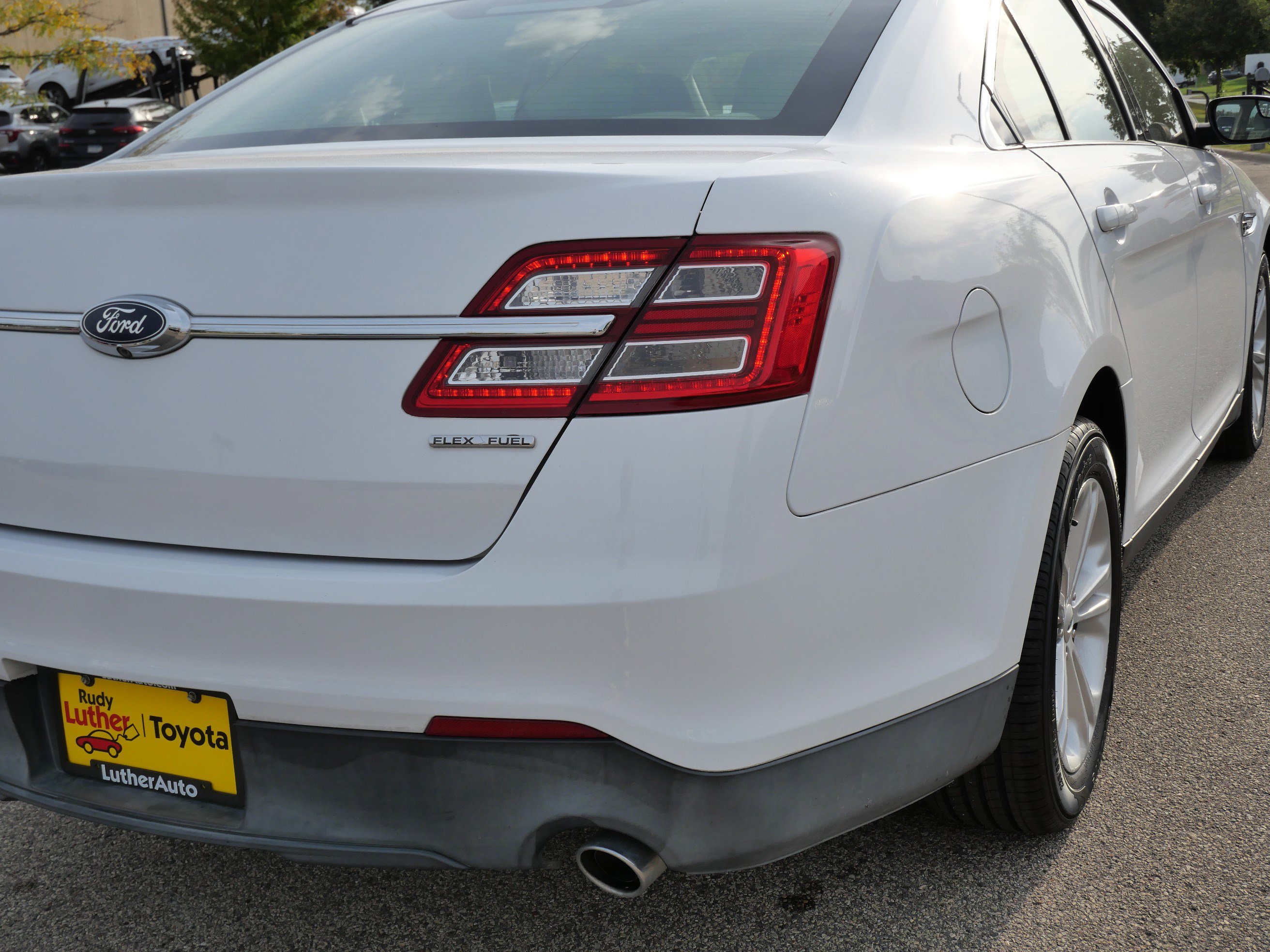 2017 Ford Taurus SE photo 9