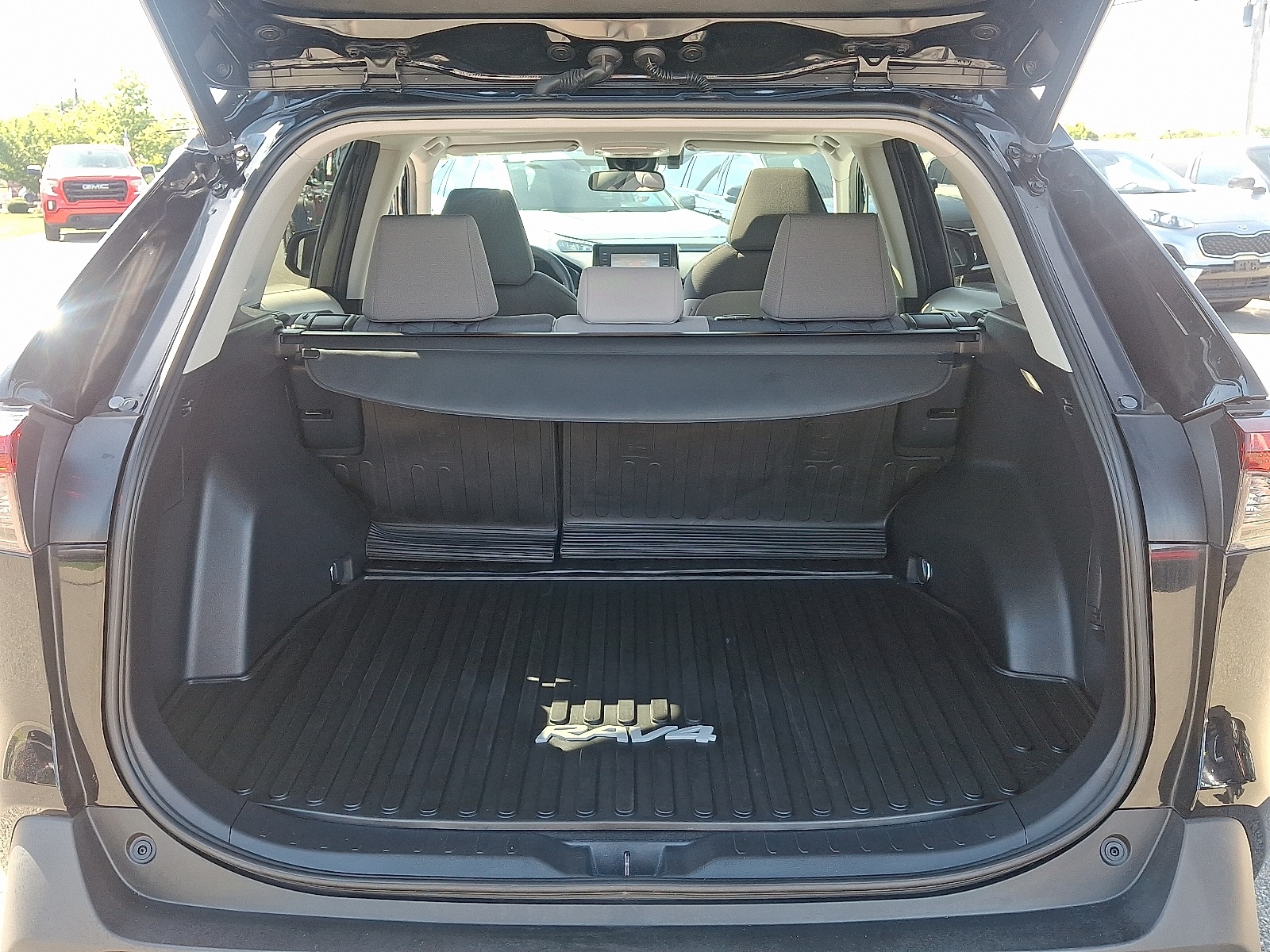 2022 Toyota RAV4 Hybrid XLE photo 23