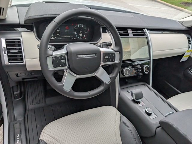 2025 Land Rover Discovery S photo 3