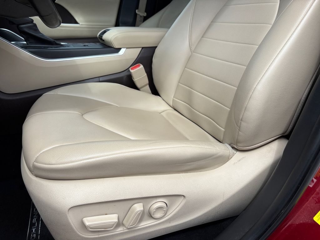 2021 Toyota Highlander XLE photo 6