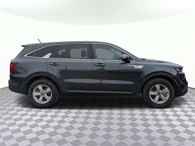 2023 Kia Sorento LX photo 2