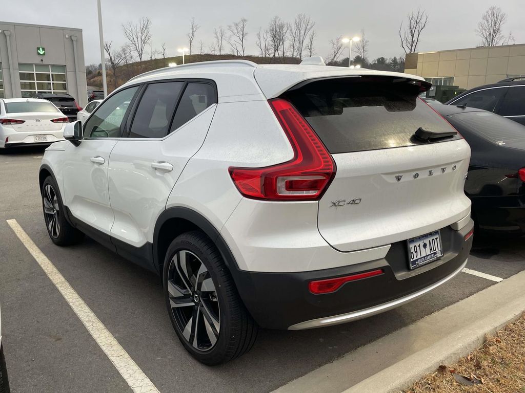 2023 Volvo XC40 Plus photo 2