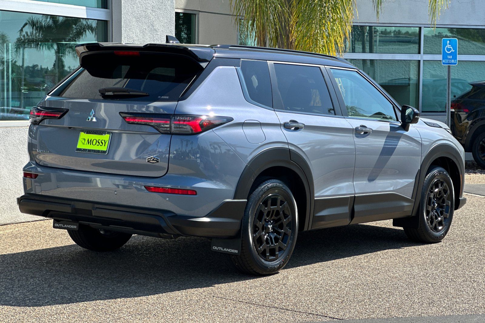 2025 Mitsubishi Outlander SE photo 4