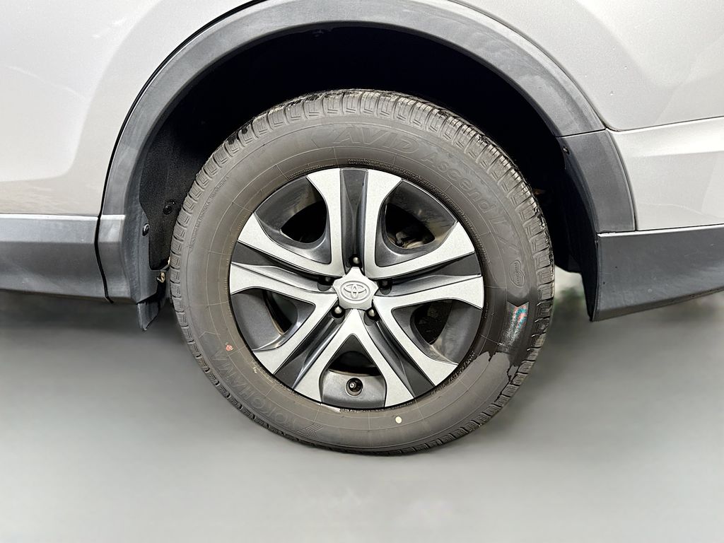 2016 Toyota RAV4 LE photo 19