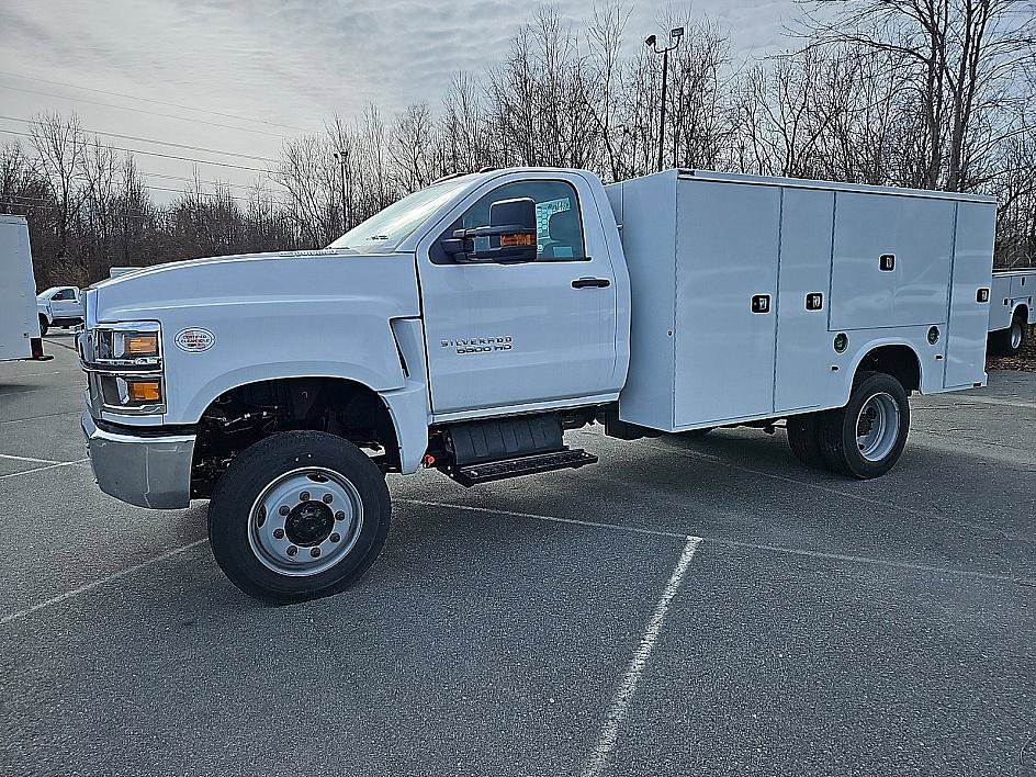 2024 Chevrolet Silverado 4500 Medium Duty Chassis Cab Work Truck's photo