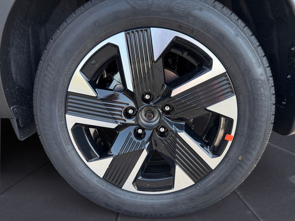 2025 Nissan Kicks SV photo 13